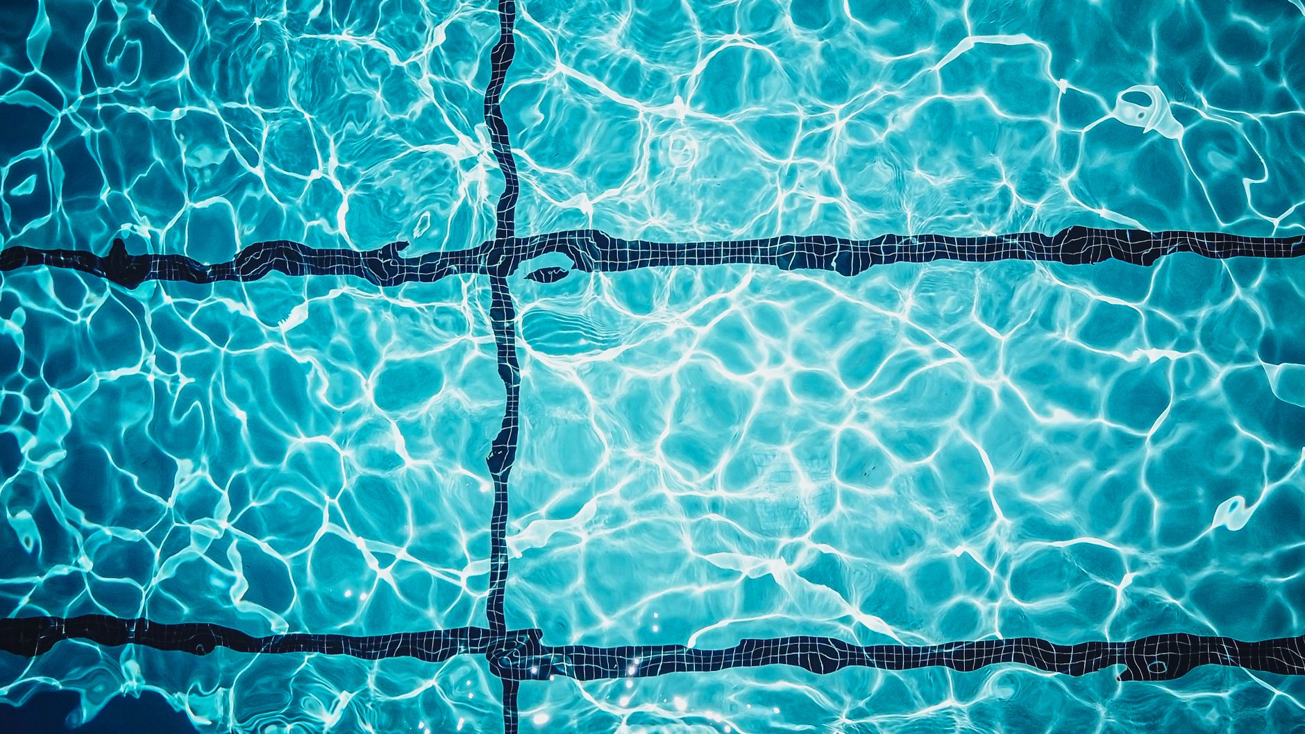 Clear pool water